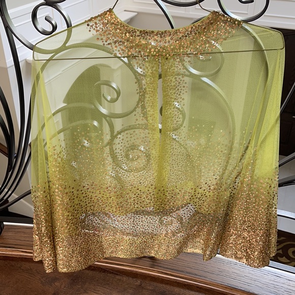 Green cape with gold design - Picture 3 of 3